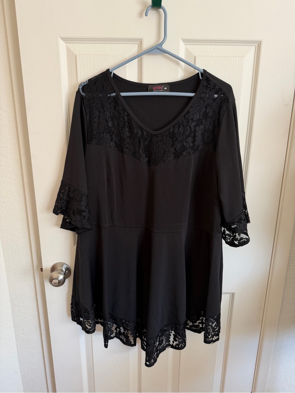 Black Plus Size Lace-Trim V-Neck Women’s Top. Size 4X